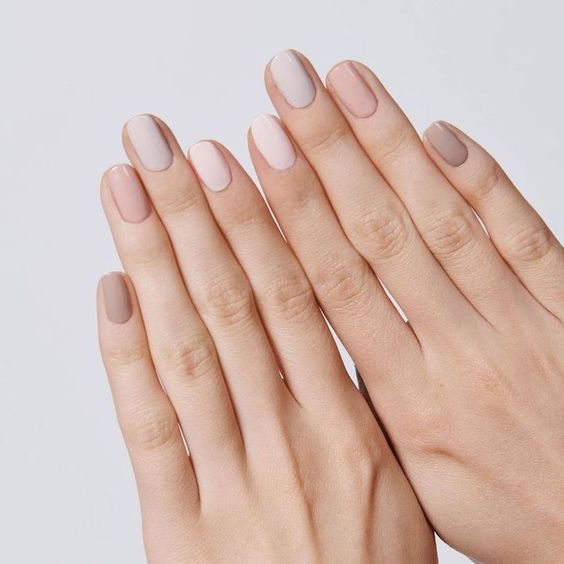 Nail màu trắng kết hợp nude toát lên vẻ mềm mại, sang chảnh