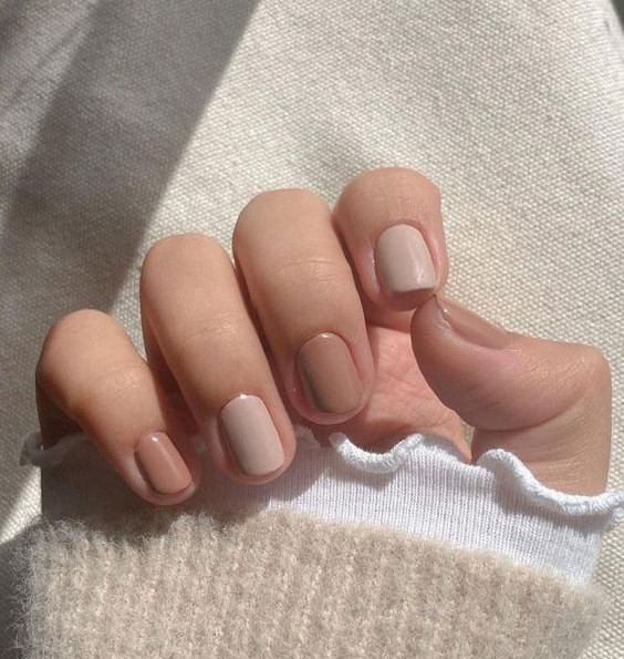 Hoạ tiết sọc caro khiến bộ nail thêm nổi bật và thu hút