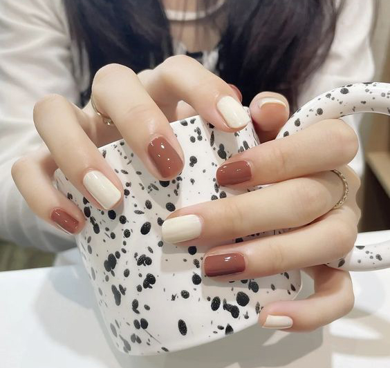 Nail sơn màu nude với hoạ tiết trái tim đơn giản nhưng thu hút