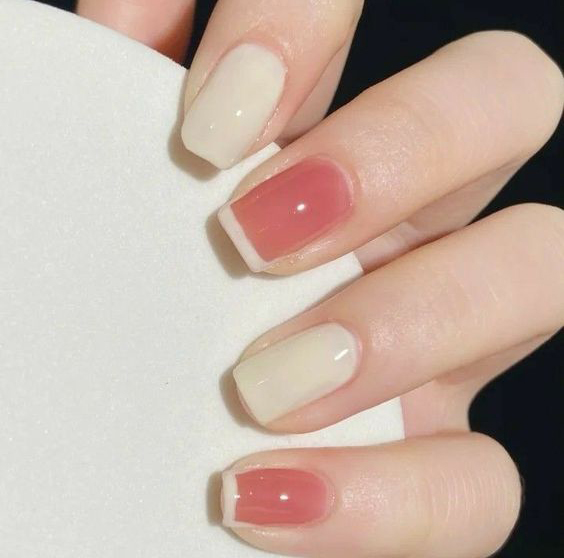 Nail màu nude với hoạ tiết không thể lỗi thời