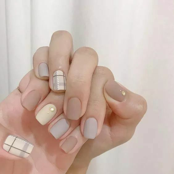 Nail vẽ hoạ tiết hoa đơn giản và hài hoà