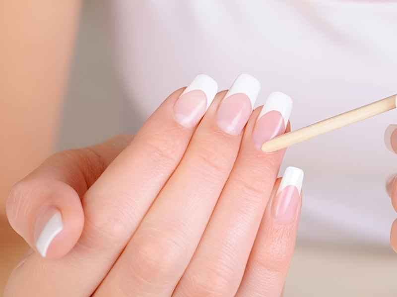 Sử dụng serum dưỡng móng để chăm sóc móng