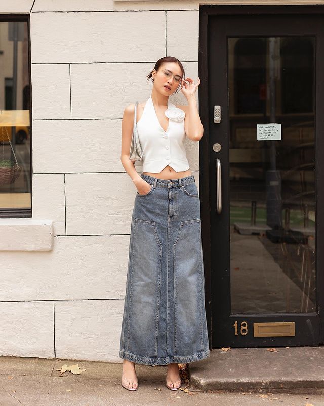 7 cách phối chân váy denim dáng dài của các người đẹp Việt