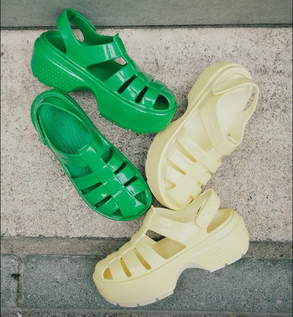 Từ đơn giản đến họa tiết bắt mắt khi kết hợp với các phụ kiện Jibbitz™ nhà Crocs, phù hợp với nhiều phong cách khác nhau, giúp di chuyển ổn định và hạn chế trơn trượt.