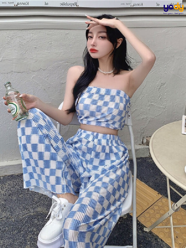 Quần caro mặc với áo gì