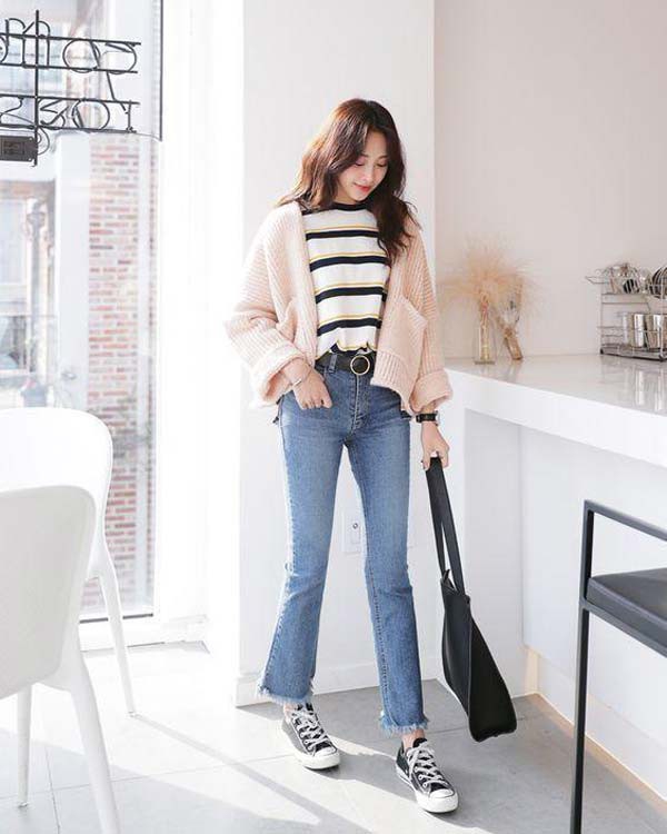 Phối quần ống loe với áo hai dây