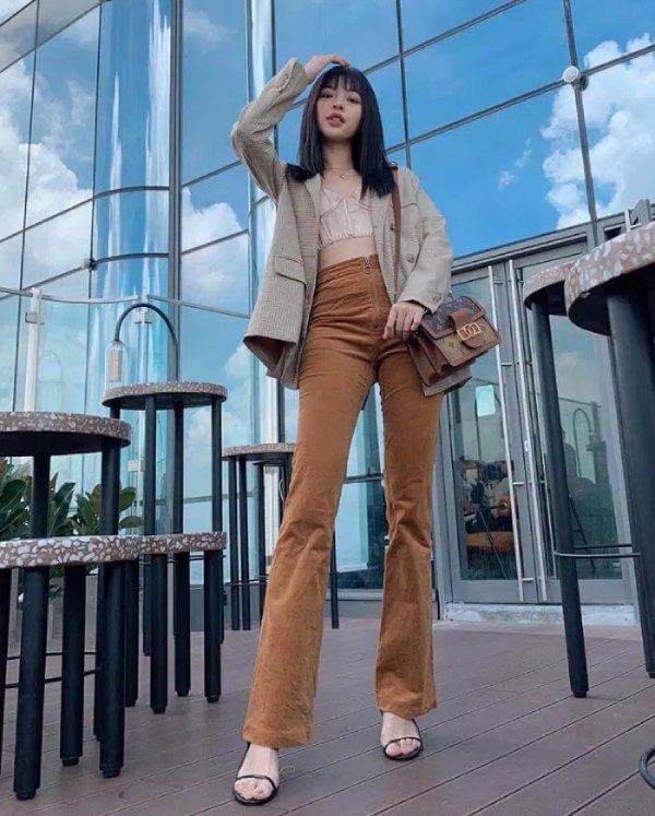 Quần jean ống loe mặc với áo gì? Cách phối đồ với quần jean ống loe