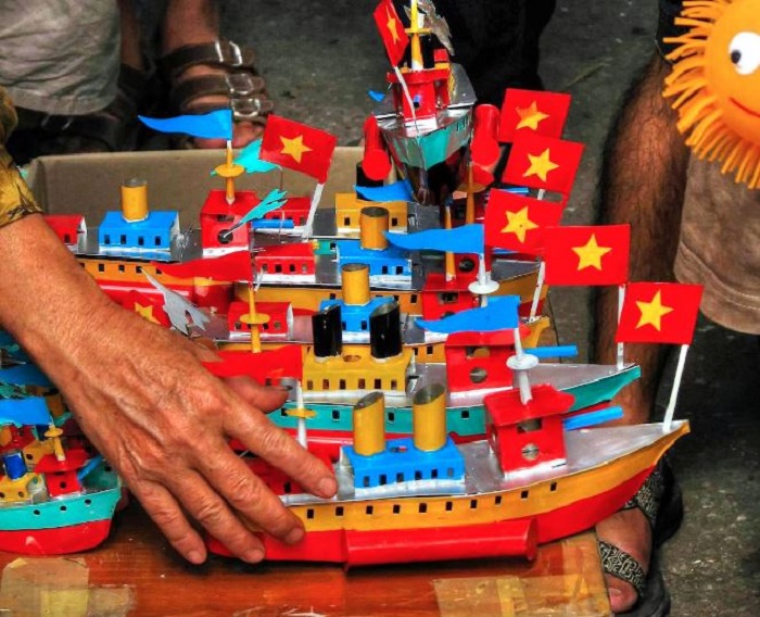 tàu thủy sắt tây