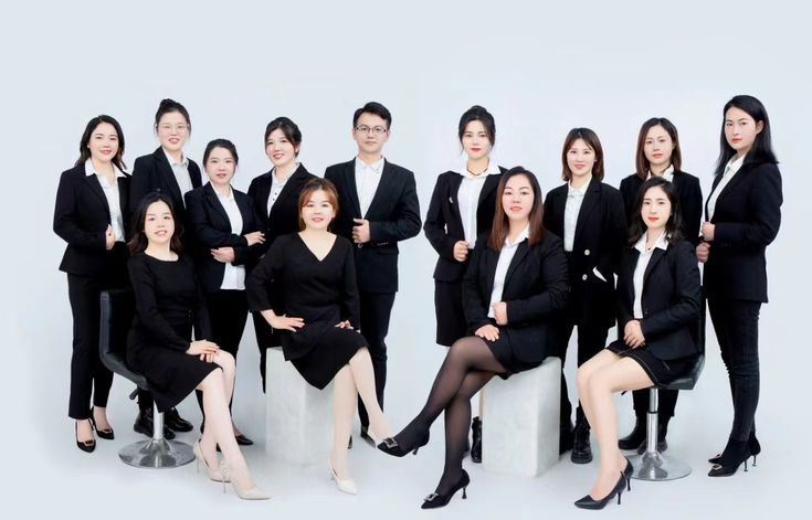 Tạo dáng hài hòa với đồng nghiệp bên cạnh