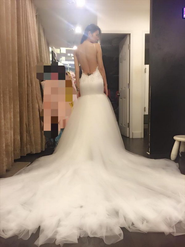 Thủy Tiên thử váy cưới sexy, khoe hình xăm trên lưng