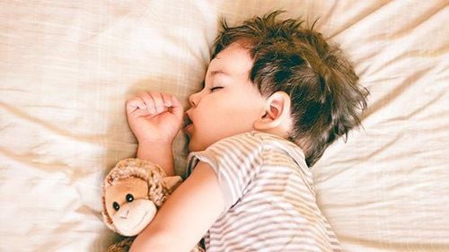 Đảm bảo bé ngủ đủ giấc để cân nặng bé trai 18 tháng tuổi đạt chuẩn