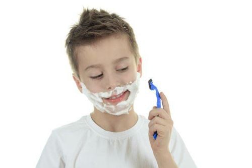Lông trên cơ thể và khuôn mặt là dấu hiệu dậy thì ở bé trai mà các bậc cha mẹ thường chú ý đế
