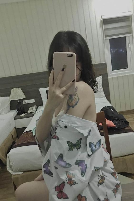 Ảnh chụp trước gương che mặt nữ tóc dài dễ thương cực đẹp