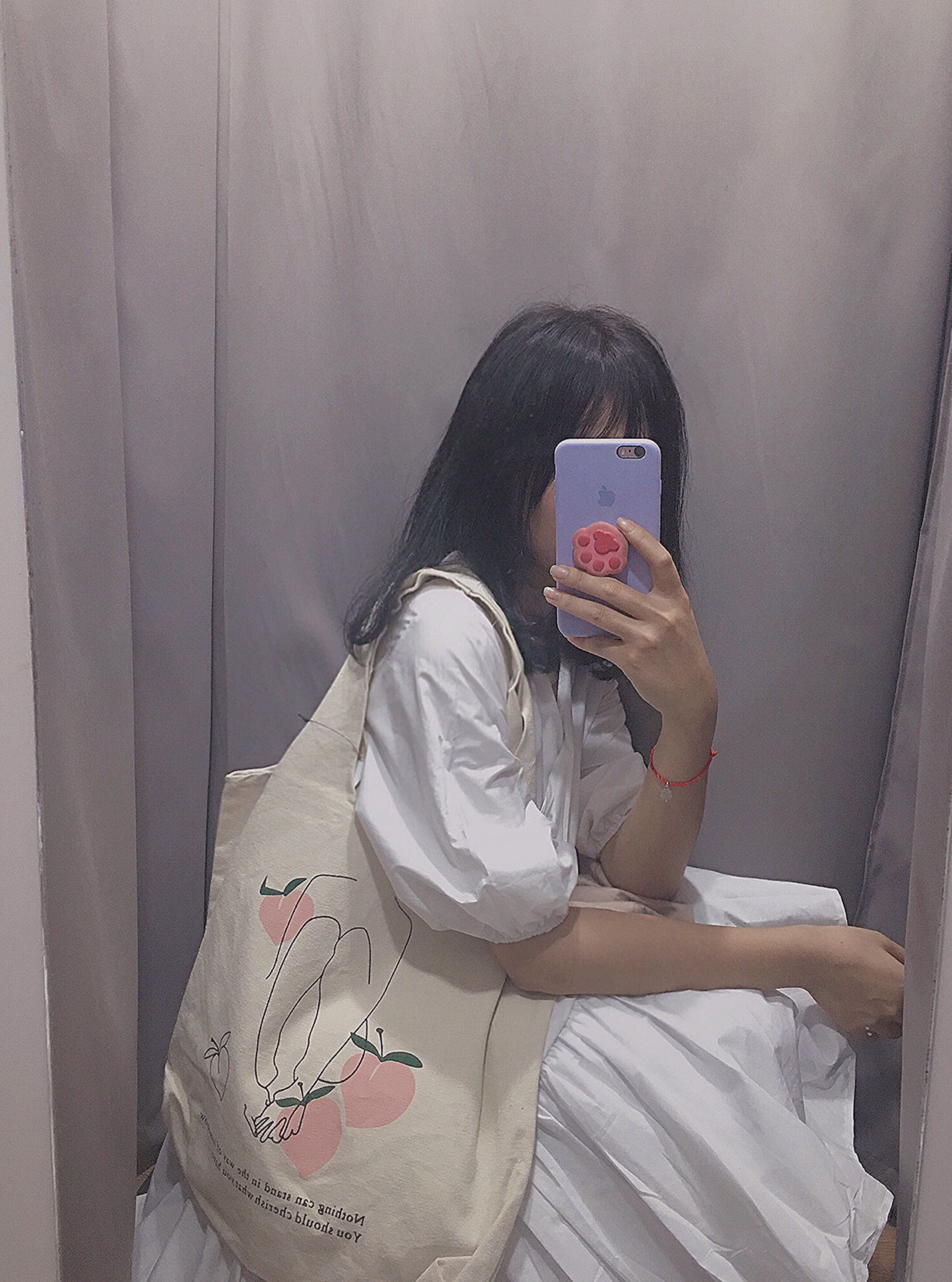 Ảnh chụp trước gương che mặt nữ tóc dài đáng yêu cute