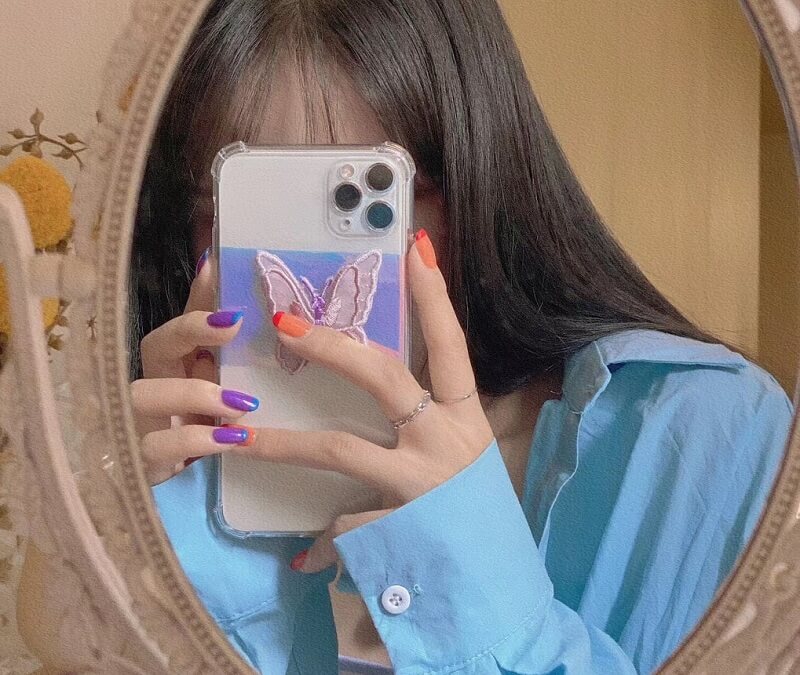 Ảnh chụp trước gương che mặt nữ tóc dài đáng yêu dễ thương