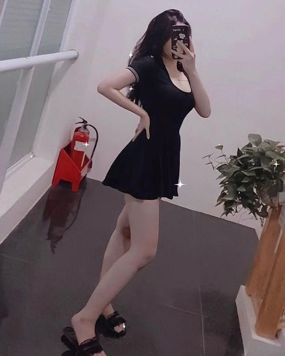Hình ảnh chụp trước gương nữ che mặt tóc dài quyến rũ