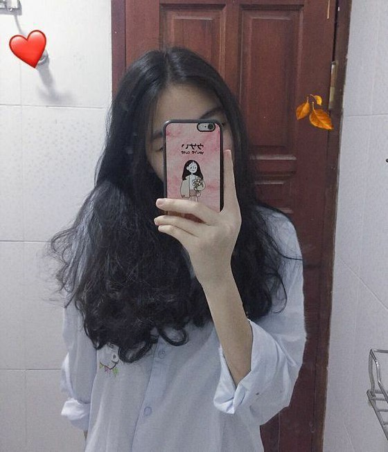 Ảnh chụp trước gương che mặt nữ tóc dài