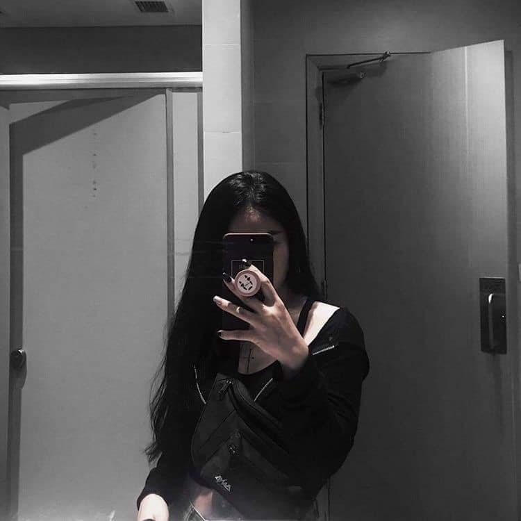 Ảnh chụp trước gương nữ che mặt đáng yêu