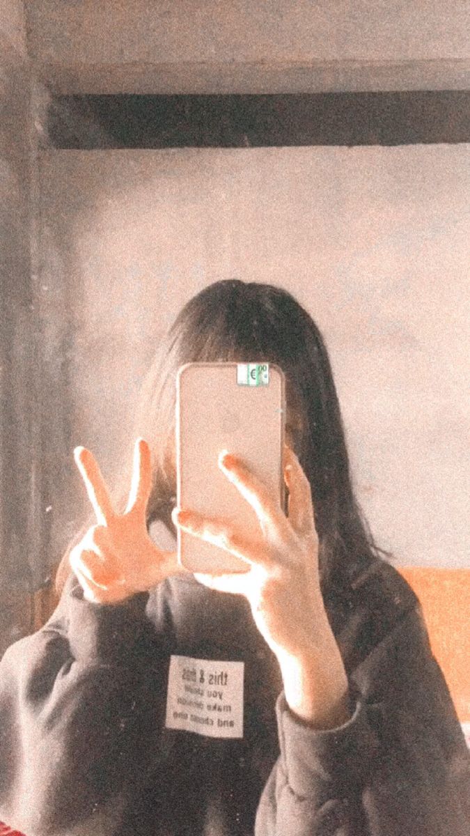 Ảnh chụp trước gương nữ che mặt tóc dài cute