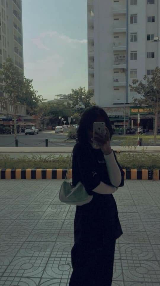 Ảnh nữ chụp trước gương che mặt cute