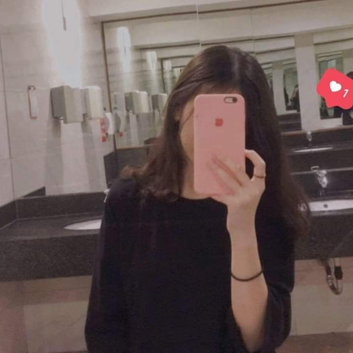 Ảnh nữ chụp trước gương che mặt dễ thương