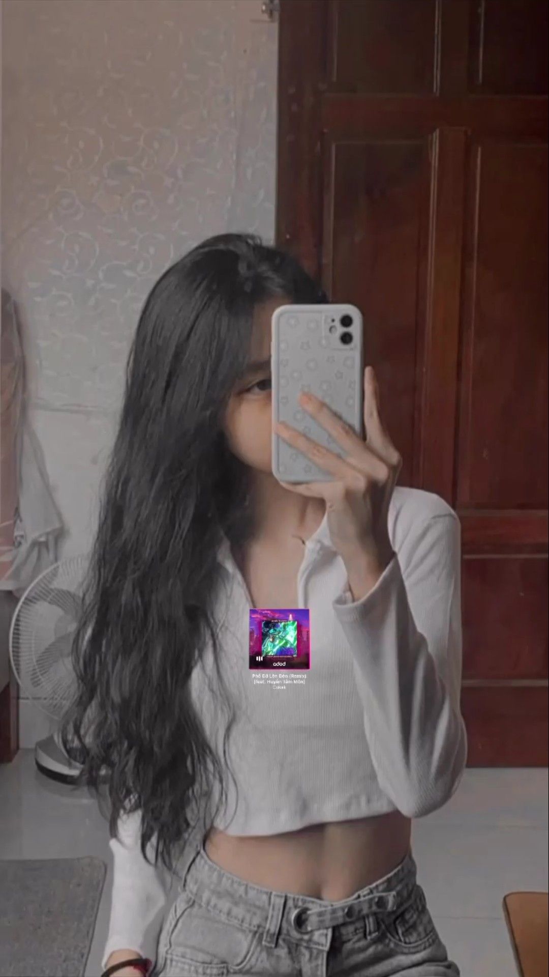 Ảnh con gái che mặt chụp trước gương