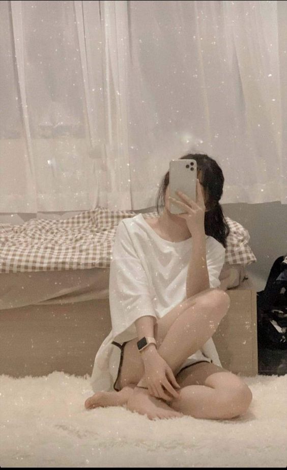 Hình ảnh con gái che mặt chụp trước gương