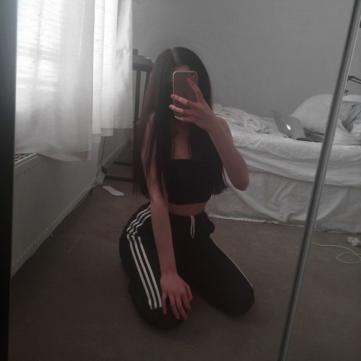 Hình ảnh con gái chụp trước gương cute cực đẹp