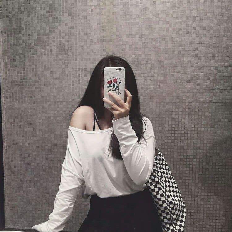 Hình ảnh nữ chụp trước gương che mặt dễ thương cực đẹp