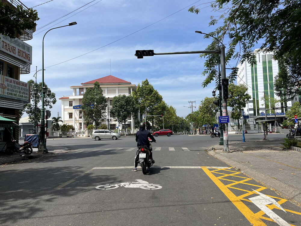 Vạch mắt võng là gì? Quy định cách đi khi gặp vạch kẻ đường mắt võng