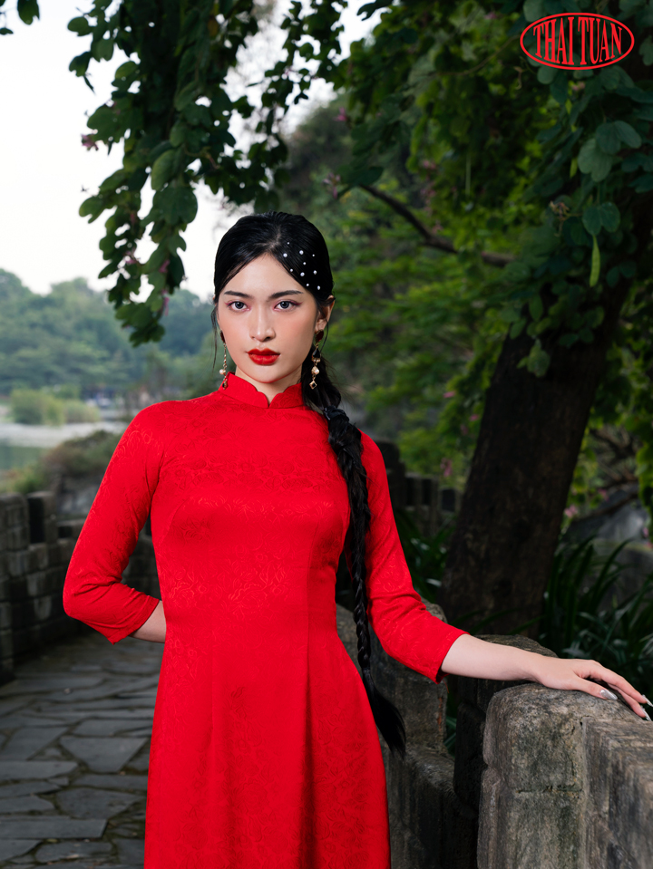 áo dài gấm đỏ Thái Tuấn phù điêu đẹp