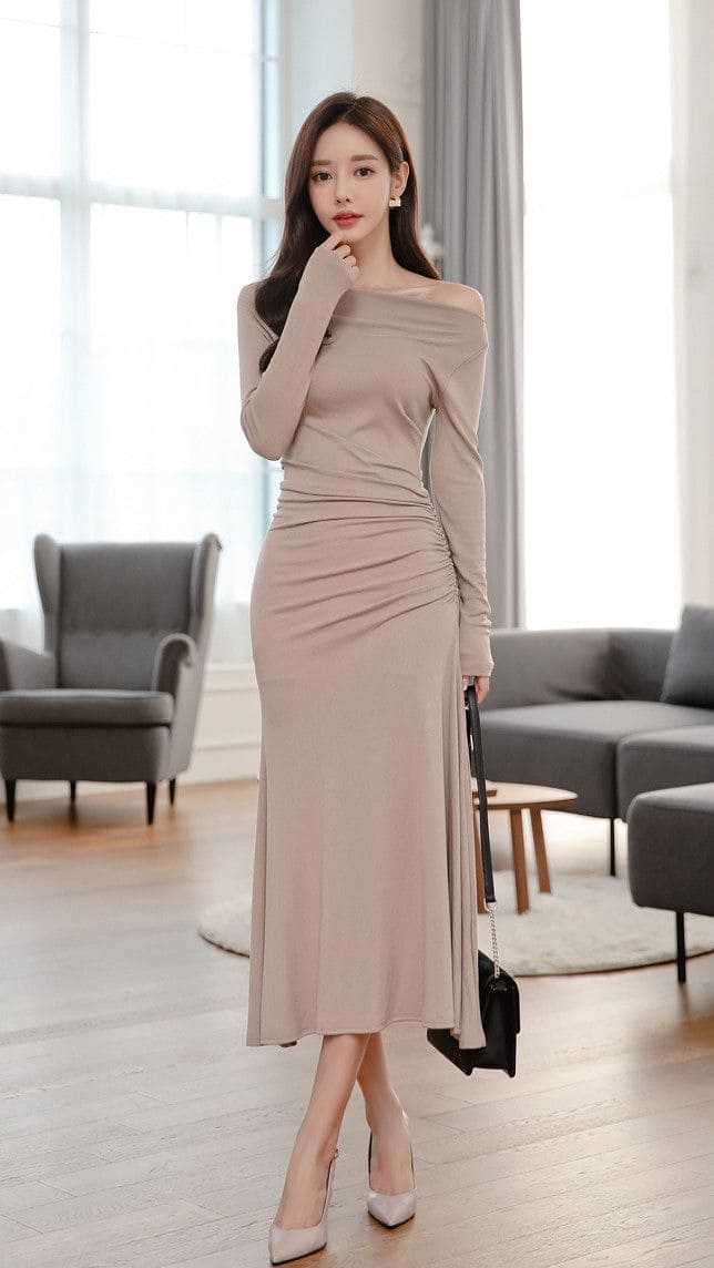 Phối Đồ Dự Tiệc Với Đầm Thun Body Dài Qua Gối