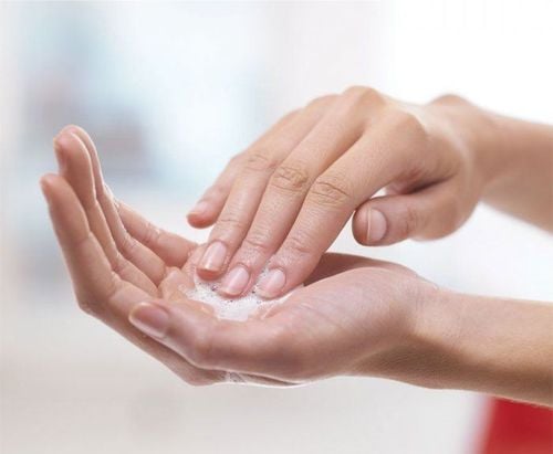 Sử dụng nước rửa tay khô có kèm chất dưỡng da giúp dưỡng ẩm cho da