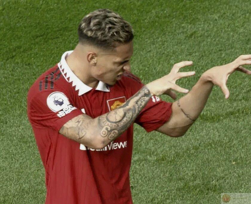 Antony meme face với nụ cười ngơ ngác khiến cộng đồng mạng thích thú chia sẻ