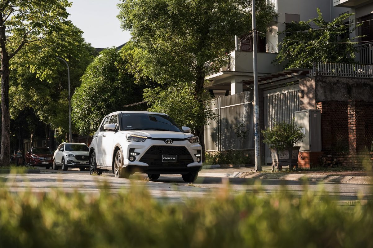 Toyota Raize màu trắng ngọc trai: Giá lăn bánh & Hình ảnh xe chi tiết