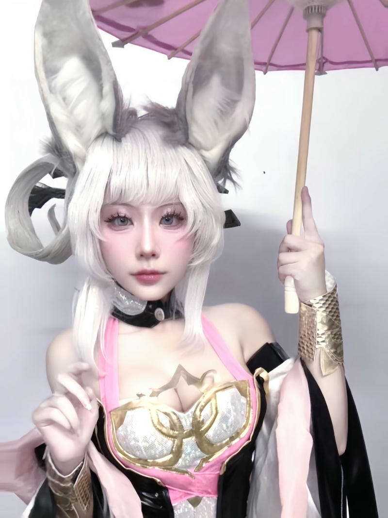 Cosplay liên quân nữ tướng cưỡi chổi bay trong gió