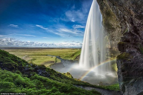 Nhiếp ảnh gia người Anh - Andy Teasdale và bức “On The Edge” (Trên mép núi).