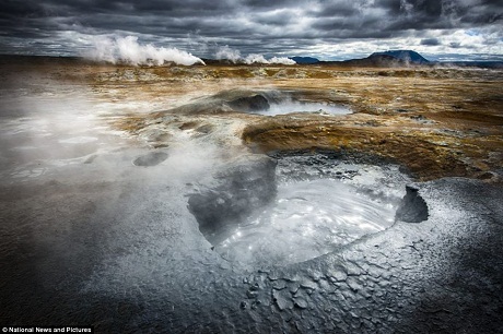 “Earth on Fire” (Đất và lửa) của tác giả người Đức - Andreas Ettl chụp tại miền nam Iceland.