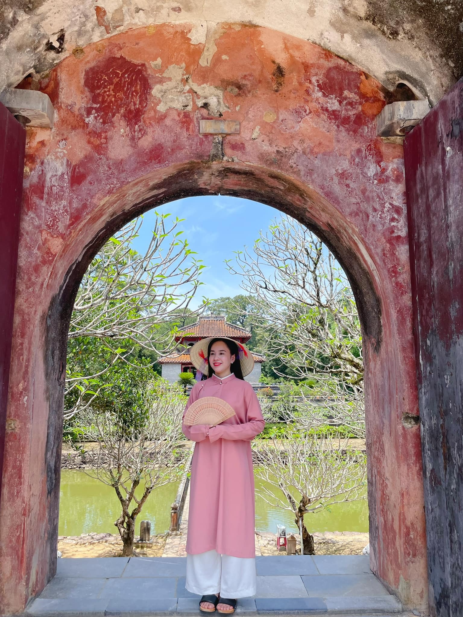 Nơi chỉ cần đưa máy lên, cô gái sẽ có ngay ảnh đẹp - 1