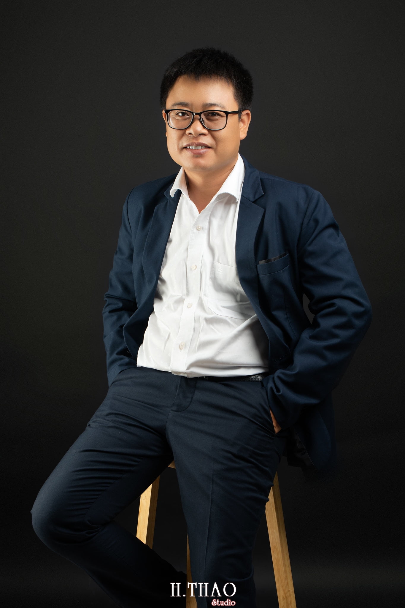 %E1%BA%A2nh phong c%C3%A1ch doanh nh%C3%A2n - 35 cách tạo dáng chụp ảnh doanh nhân chuyên nghiệp - HThao Studio
