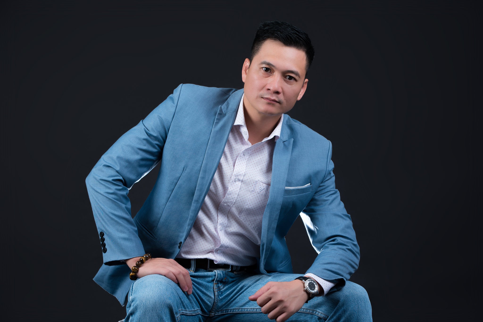 Minh Thuy 6 - 35 cách tạo dáng chụp ảnh doanh nhân chuyên nghiệp - HThao Studio