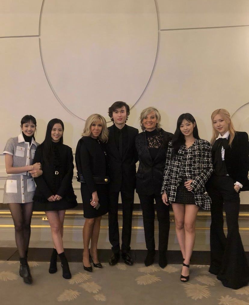 Lisa (BlackPink) đăng ảnh bên Neymar khiến fan 'phát sốt'