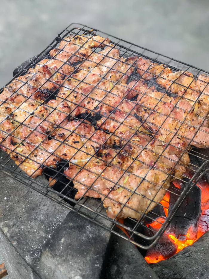 Gái xinh làm bún thịt nướng than hoa thơm nức nở, ai cũng nhìn ảnh rồi amp;#34;thở dàiamp;#34; - 4