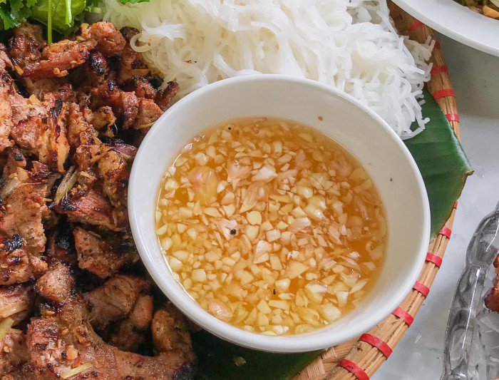 Gái xinh làm bún thịt nướng than hoa thơm nức nở, ai cũng nhìn ảnh rồi amp;#34;thở dàiamp;#34; - 6