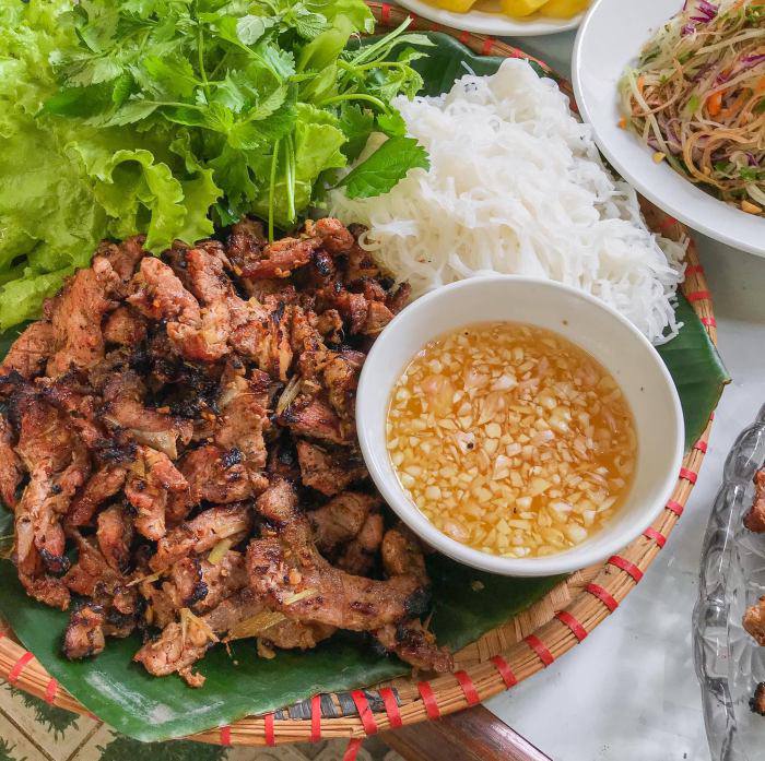 Gái xinh làm bún thịt nướng than hoa thơm nức nở, ai cũng nhìn ảnh rồi amp;#34;thở dàiamp;#34; - 7