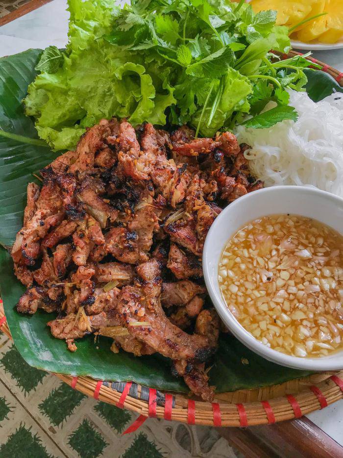 Gái xinh làm bún thịt nướng than hoa thơm nức nở, ai cũng nhìn ảnh rồi amp;#34;thở dàiamp;#34; - 8