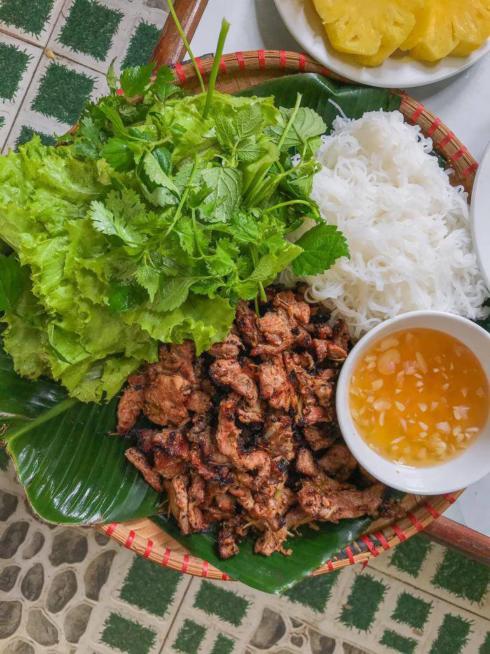 Gái xinh làm bún thịt nướng than hoa thơm nức nở, ai cũng nhìn ảnh rồi amp;#34;thở dàiamp;#34; - 9