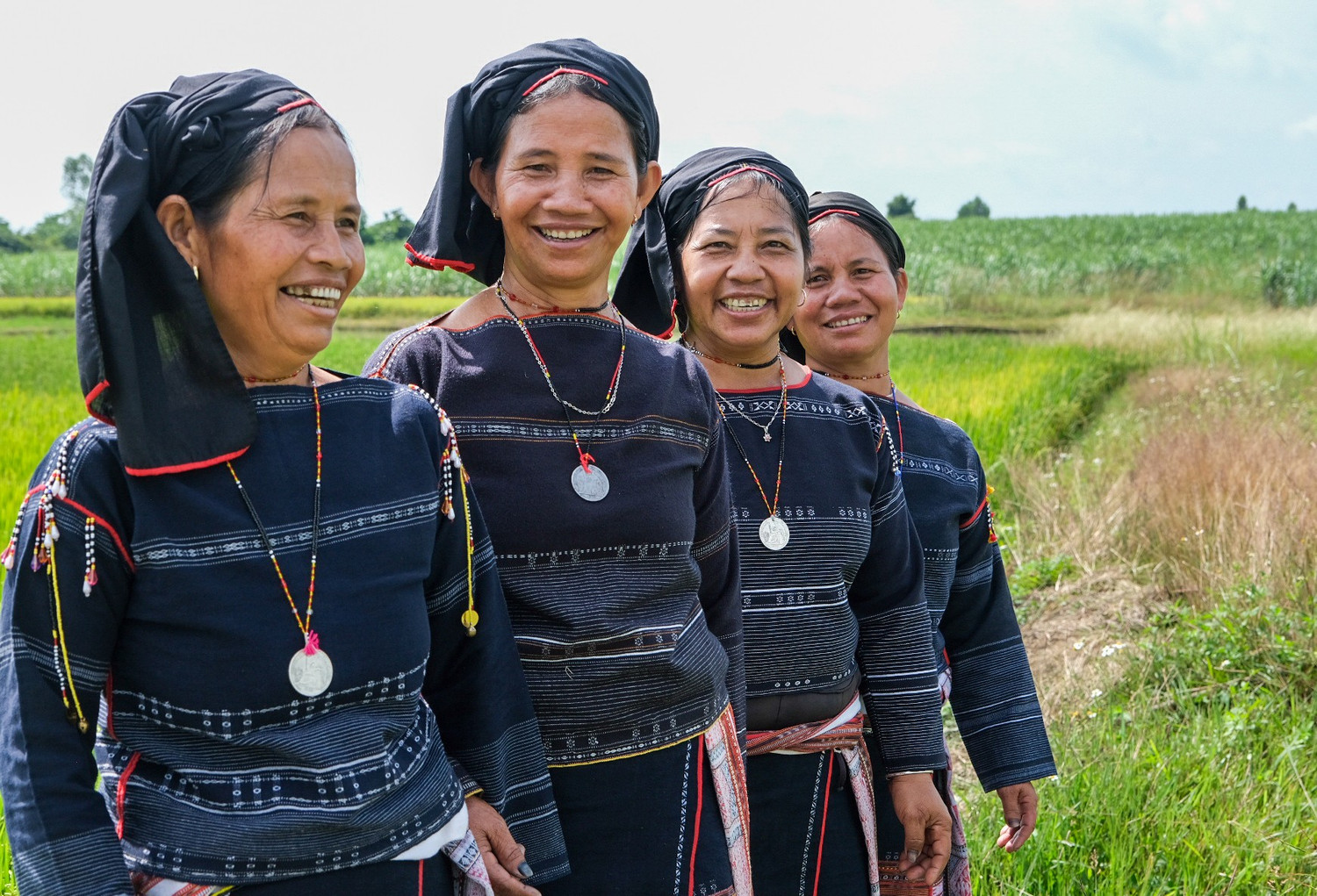 nghe-nhan-uu-tu-dinh-thi-hien-van-giu-cac-cong-doan-co-truyen-cua-nghe-det-nhu-trong-bong-xe-soi-nhuom-mau-det-vai.jpg
