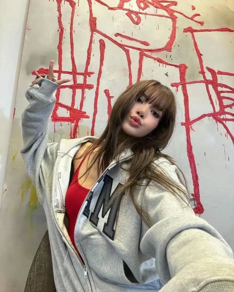 Lisa Blackpink trong ảnh lisa cute​ tươi tắn