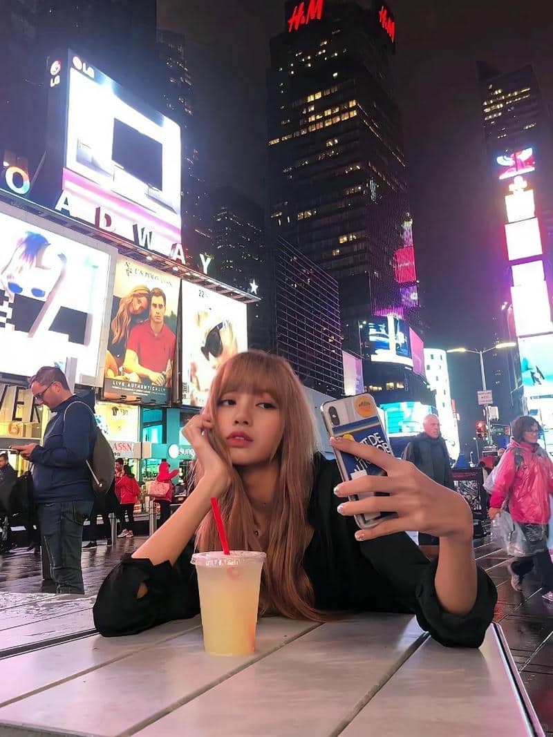 Lisa Blackpink trong ảnh lisa cute, tươi tắn và rạng rỡ. Vẻ đẹp ngọt ngào của cô nàng được thể hiện rõ nét trong bức ảnh này.